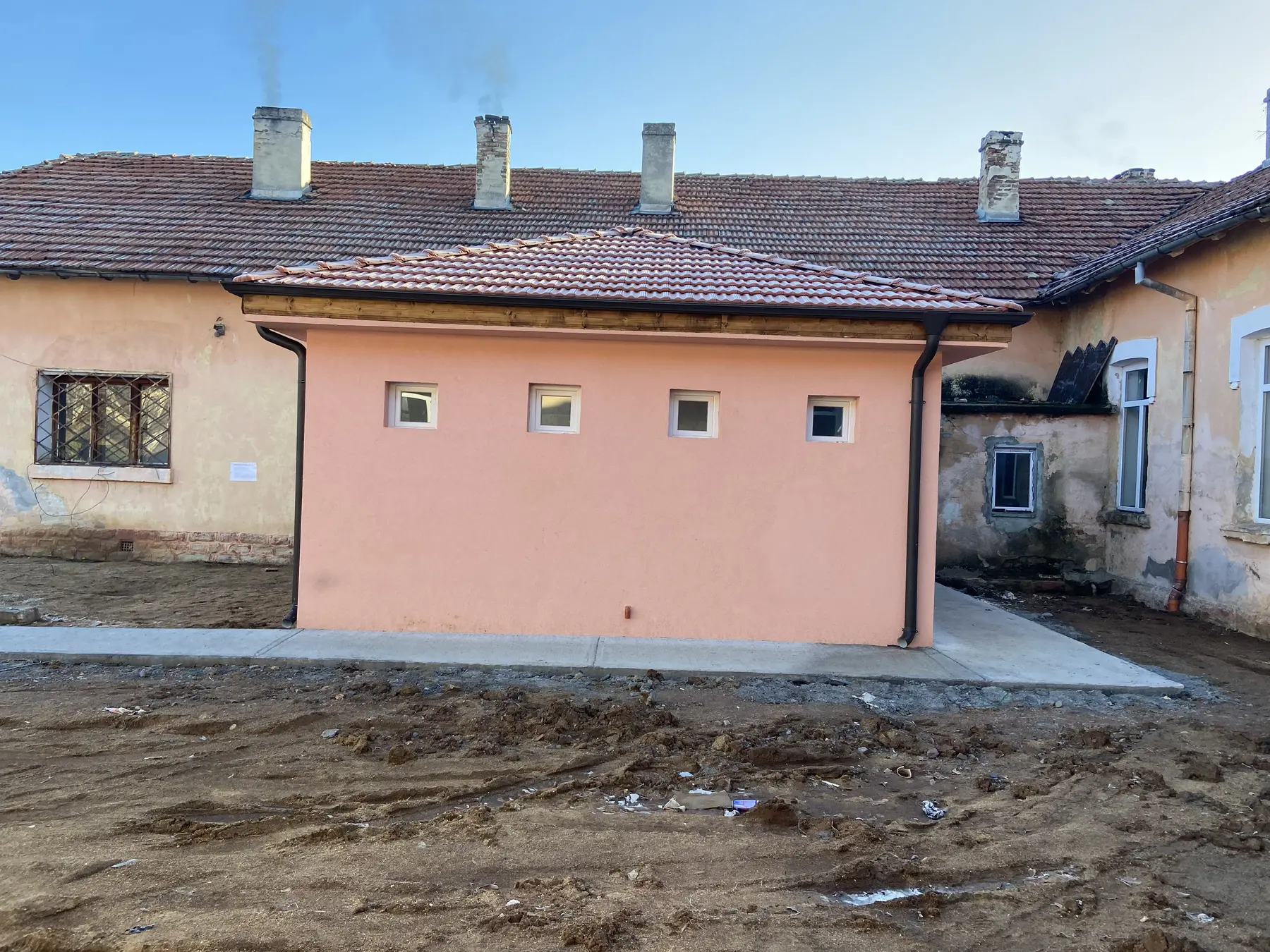 Изграждане на нов санитарен възел към ОУ „Свети Климент Охридски“ — етап 8
